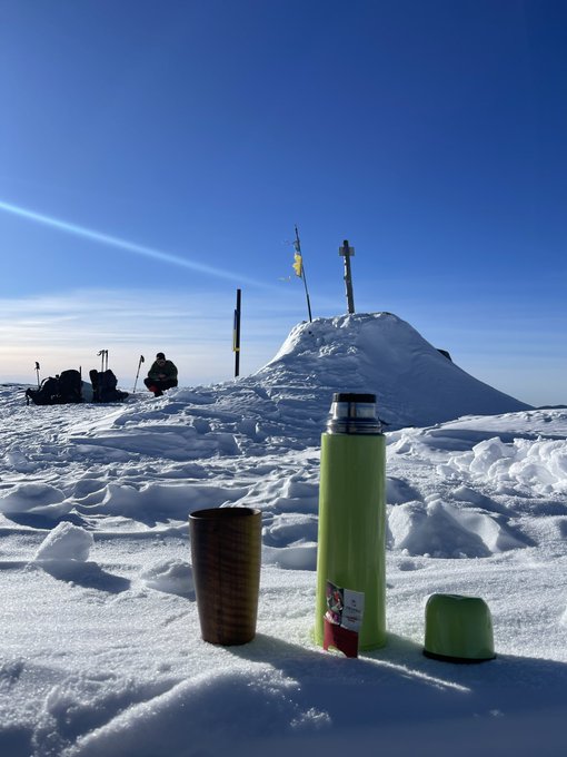 Koffiefles in die sneeu